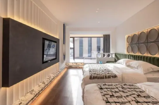 Shenmu Blue Island Resort Hotel (Sailimu Lake Scenic Area)