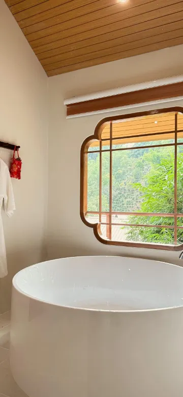 กระท่อมพร้อมอ่างอาบน้ำ