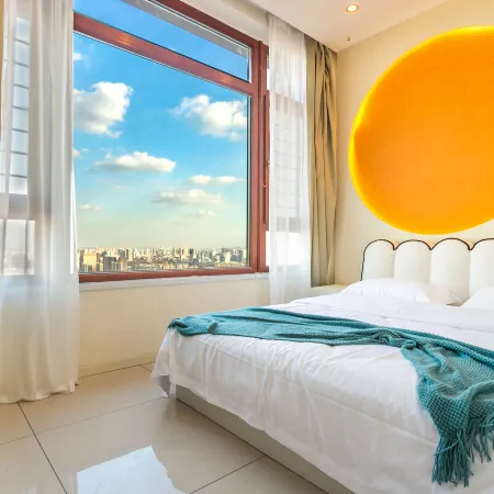 Guanlan Art-Themed High-Rise Homestay (Chinese Baroque)