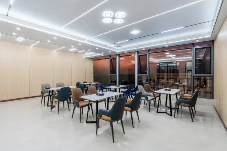 Yude Hotel (Fenghuangcheng) Отели рядом с достопримечательностью «Pingnanxian Caifu Square»