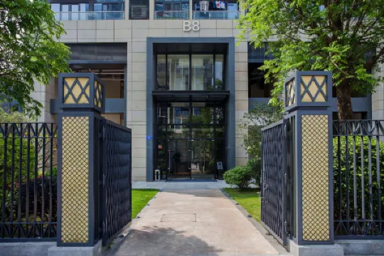 Little Leaf Apartment (Guangzhou Hanxi Changlong Metro Station)