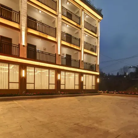 Lanju Mountain and Sea Homestay (Bifeng Gorge Scenic Area)