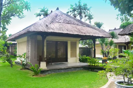 Puri Bagus Lovina Отели рядом с достопримечательностью «GKII BUKIT KALVARI BANYUSERI»