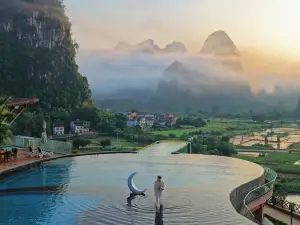 Yangshuo Fadai overhanging hot spring light luxury hotel