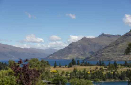 Lakeview Paradise: 3BR, Hot Tub, BBQ, Garden