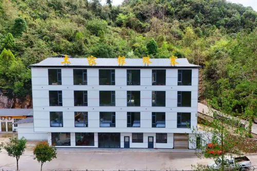 Hefeng Tujia Yinzhu Village