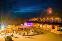 Stay overnight at the Desert Lakeside Camping Hotel - ห้องครัว