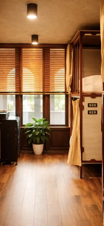 ผู้เข้าพัก 1 คน ในห้องนอนราม 4 เตียง(ผู้หญิงเท่านั้น)ไม่มีลิฟต์