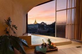Lanxi Golden Pagoda Sunset Hotel in Mangshi