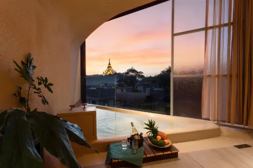 Lanxi Golden Pagoda Sunset Hotel in Mangshi