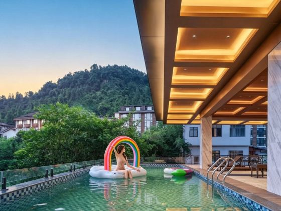 Zhangjiajie Four Seasons Lai · Riverside Resort Hotel (Baofeng Lake Scenic Area)