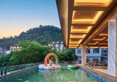 Zhangjiajie Four Seasons Lai · Riverside Resort Hotel (Baofeng Lake Scenic Area) Hotele w: 