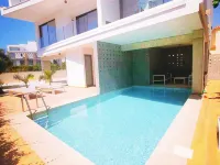Sun kissed Escape: Luxury home in Paphos Cyprus 파포스 호텔