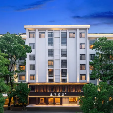 Ji Hotel (Nanchang Bayi Square Wushang Mall)