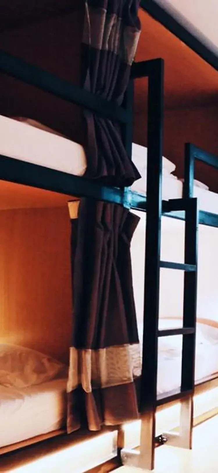 เตียงสองชั้นในห้องพักรวมชาย