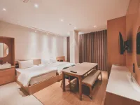 Hotel Insomnia Hotels near DEBEC Plaza