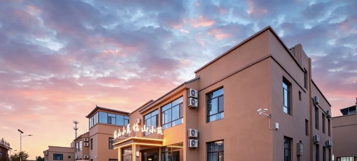 Colorful Danxia Linyi Scenic Hotel Hotele w: Powiat Linze
