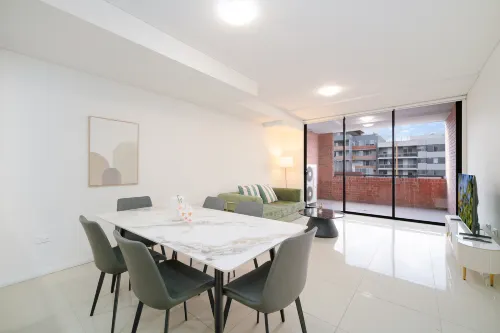 MetaWiseBnB 2BR Near Airport Parking Sleeps 6 - Balkoner