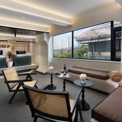 Yunbo Qingshe Hotel (Changsha Wuyi Square) Hotels near Long He Stadium