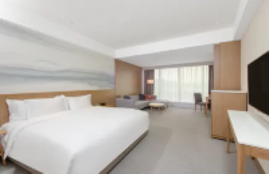 珠海粵財皇冠假日酒店（情侶路海濱泳場店） 鄰近景山路的酒店