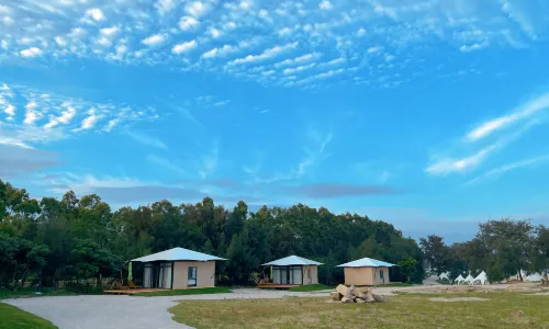 見山礁石懸崖觀海民宿（月亮灣店）