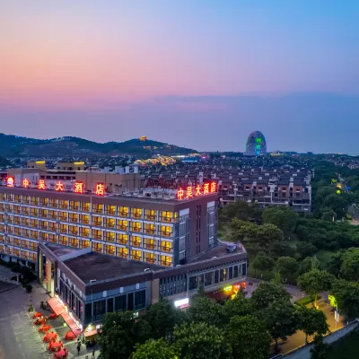 湖州中吳大酒店（太湖月亮灣店） 鄰近湖州吳越邱城遺址文化園的酒店