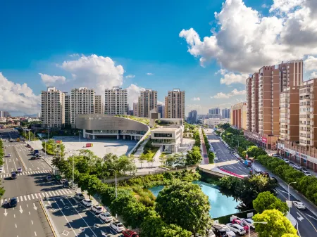 Manhatton Hotel Zhuhai Отели рядом с достопримечательностью «Zhuhai City Polytechnic»