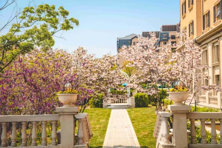 Hai Tian Expo Hotel Отели рядом с достопримечательностью «Ocean University of China Laoshan Campus»