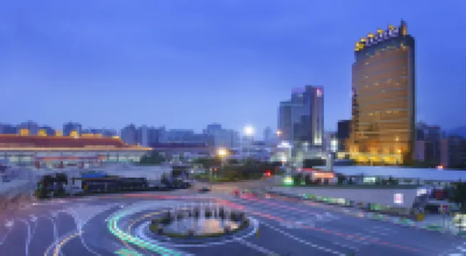 Left Bank Fancheng Hotel (Gongbei Port High-speed Railway Station)