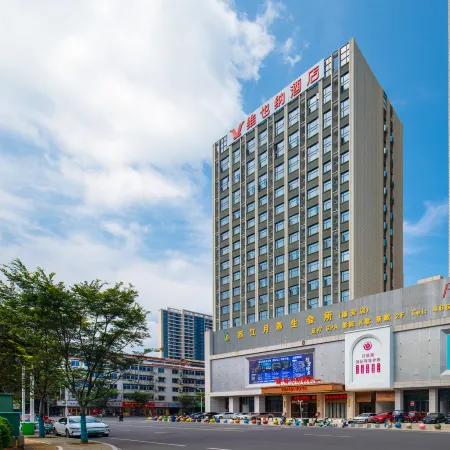 Vienna Hotel (Jiujiang De'an High-speed Railway Station Chaoyang Road Pedestrian Street)
