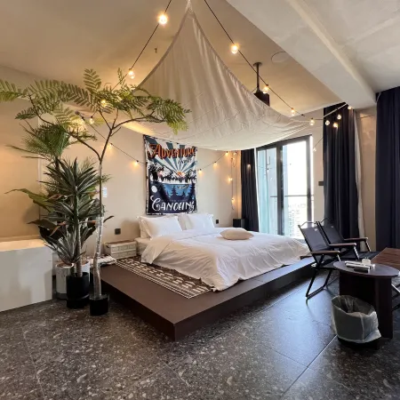 Yi She Designer Homestay (Guilin Railway Station Wanda Plaza Branch)