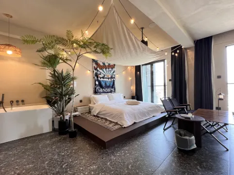 Yi She Designer Homestay (Guilin Railway Station Wanda Plaza Branch)