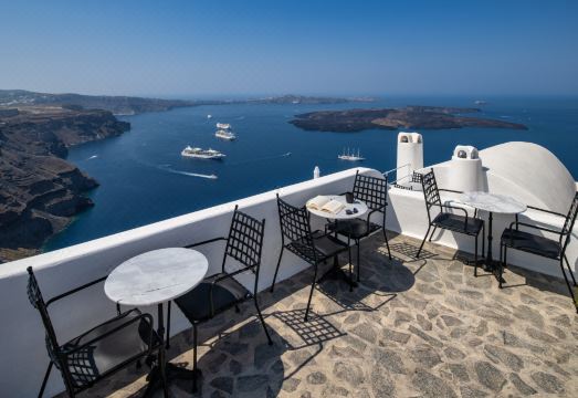 이메로비글리에서 바라본 산토리니 칼데라 뷰