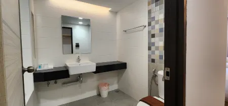 Prom Hotel Отели рядом с достопримечательностью «Insi Chantharasathit Stadium»