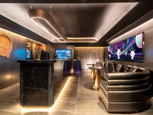 Yilong E-Sports Hotel (Hangzhou West Lake Hubin Jianguo North Road Subway Station Branch)