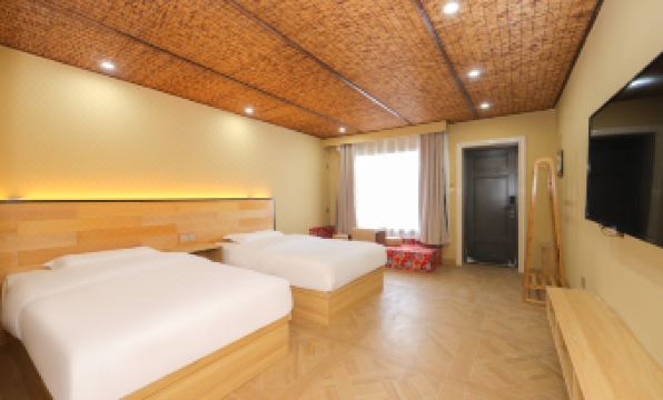 Linshuiju View Homestay (Changbai Mountain Magic World Scenic Area)