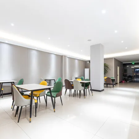Chuxing Xinxuan Hotel (Qianjiang Lobster Street)