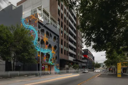 LyLo Brisbane Отели рядом с достопримечательностью «Cloudland»