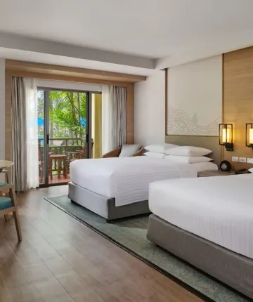 ห้องพักขนาดใหญ่ เตียงใหญ่ 2 เตียง วิวสระว่ายน้ำ ลานระเบียง