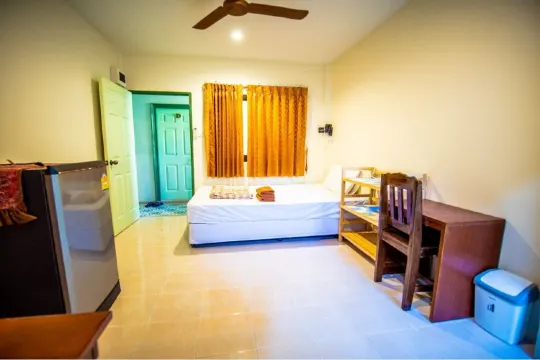 ห้องเตียงเดี่ยวพร้อมพัดลม