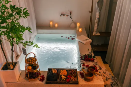 Yunshangbanxia Linxi Wangye Hot Spring Family Holiday Beauty Hotel berhampiran Dazhuhai Tourist Area of China