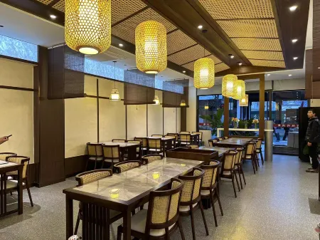 Floral Hotel · Lanyuan Hotel (Kunqu Opera Town in Yangcheng Lake Scenic Area) Отели рядом с достопримечательностью «Kunshan Duke University»