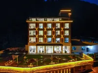 Enshi Jiujiu Homestay (Grand Canyon Tourist Center Store) Hotels near Enshi Grand Canyon - Lovesick Waiting
