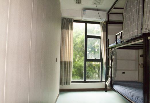 덩바 호스텔 공용 주방 및 휴게공간