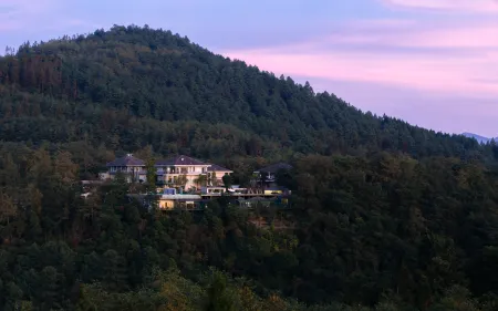 Qishan Yinshe Banshan Hot Spring Hotel Отели рядом с достопримечательностью «Beihai Wetland»