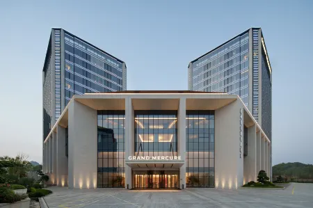 Grand Mercure Hangzhou Qingshan Lake Отели рядом с достопримечательностью «Zhejiang A & F University Yijin Campus»
