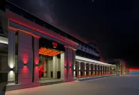Radisson RED Phuket Patong Beach Hotel dekat Tri Trang Beach