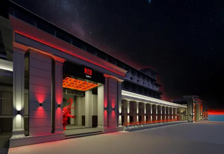 Radisson RED Phuket Patong Beach Отели рядом с достопримечательностью «Tha Rua Shrine»