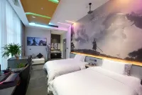 Hongya Blue Whale E-Sports Hotel - 2 Yıldız
