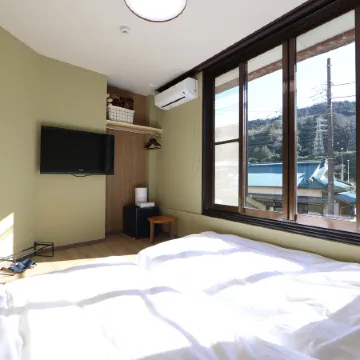 Hotel　Sanzoku Отели рядом со станцией Yui Festival Railway Station